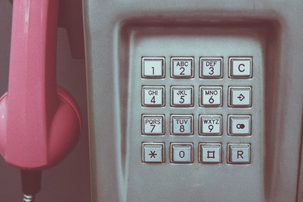 imagem de um telefone com foco nas teclas de discagem